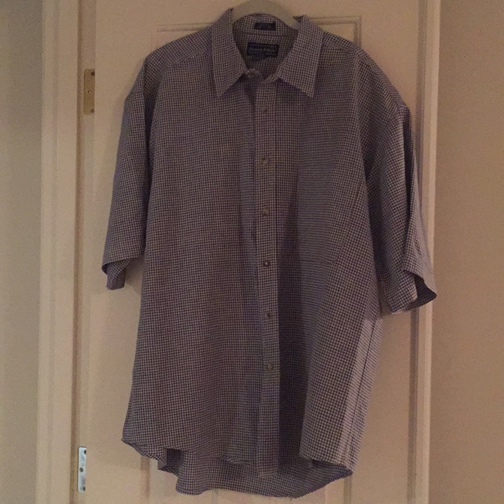 In excellent condition men’s shirt LOWEST PRICE!